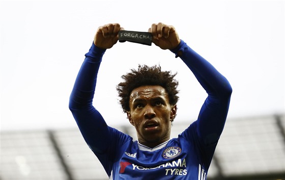 POCTA ZESNULÝM. Willian, stelec druhého gólu Chelsea v duelu s Manchesterem...