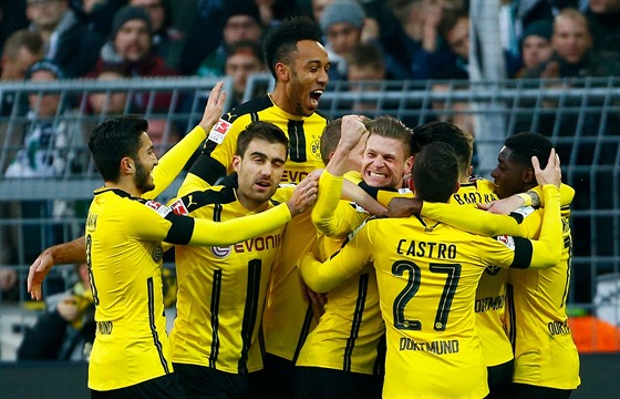 Fotbalisté Borussie Dortmund oslavují gól (ilustraní snímek).