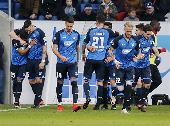 Fotbalisté Hoffenheimu slaví jednu ze ty branek do sít Kolína nad Rýnem.