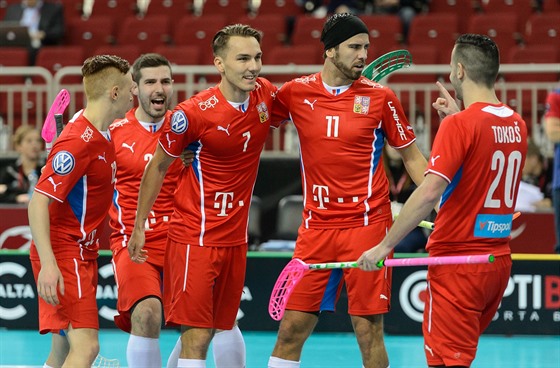 Čeští florbalisté se na mistrovství světa radují ze vstřeleného gólu.
