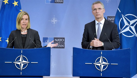 éfka unijní diplomacie Federica Mogheriniová a generání tajemník NATO Jens...
