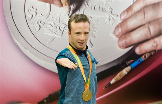 Arnot Petráek s mincí i medailí.