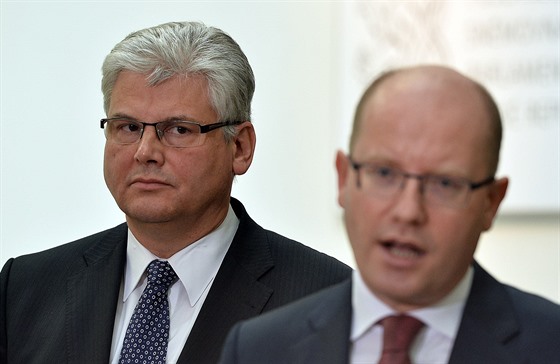 Ministr zdravotnictví Miloslav Ludvík (vlevo) a pedseda vlády Bohuslav Sobotka...