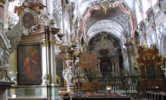 Barokní oltá v oseckém kostele Nanebevzetí Panny Marie 