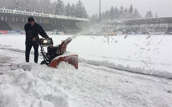 Jablonecký stadion po návaly snhu, jeden z pracovník klubu za pomoci snné...