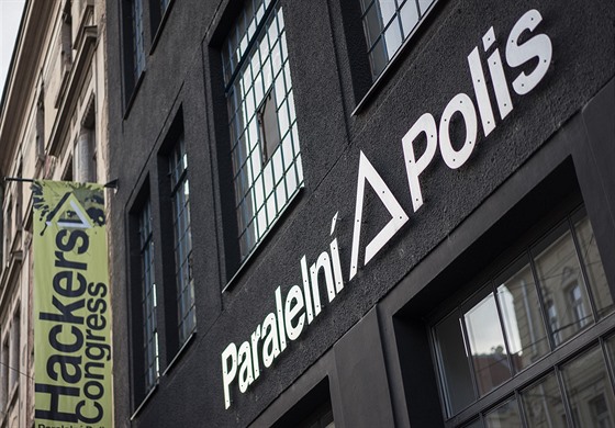 Kavárna Paralelní Polis v Holešovicích. Vedení podniku odmítá EET (1.12.2016).