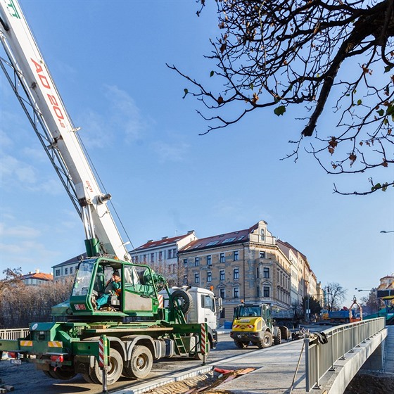 Stavba nového silniního mostu v ulici Korunovaní na Praze 7