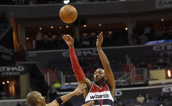 John Wall z Washingtonu stílí v utkání proti Orlandu.