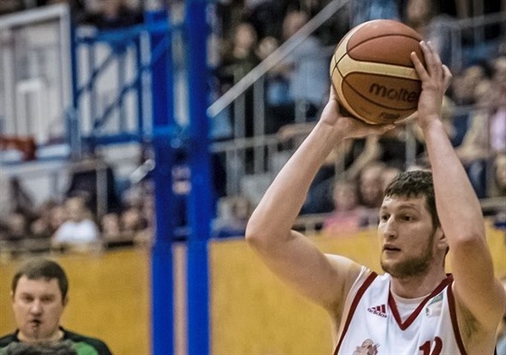 Tomá Teplý v dresu Svitav v utkání proti Dínu. V prvním letoním vzájemném mení sil svitavtí basketbalisté na domácí palubovce vzdorovali staten, prohráli o jediný bod 61:62. Te budou Váleníkm elit venku. 