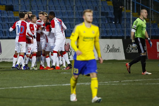 Slávistití fotbalisté se radují z jednoho ze ty gól proti Zlínu.