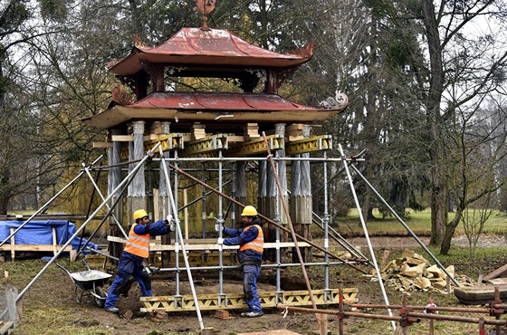 Stavbai v Podzámecké zahrad v Kromíi opravují ínský pavilon, stavbu na...