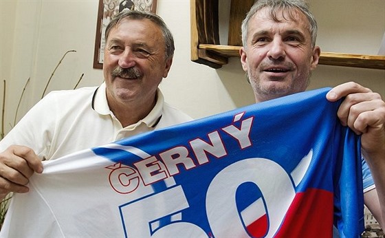 Pavel erný (vpravo) s Antonínem Panenkou pi oslav svých padesátin. Ob...