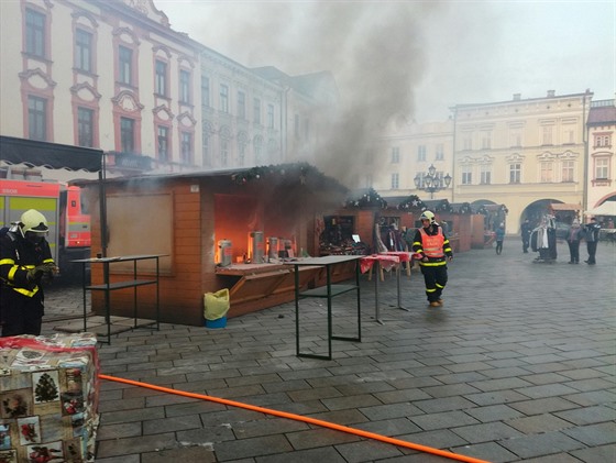 Stánek s punem na Masarykov námstí v Novém Jiín pohltily plameny.