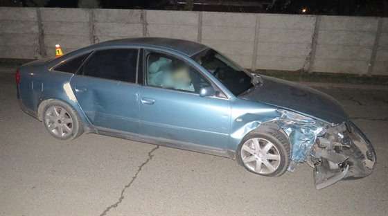 Mladá žena nabourala v Prostějově s autem tři zaparkované vozy. Následně se...