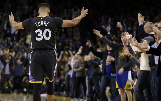 Stephen Curry z Golden State se koupe v ovacích fanouk.