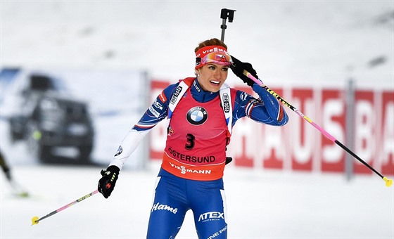 Gabriela Koukalová se raduje z výhry ve stíhace na SP v Östersundu.