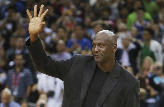 Michael Jordan zdraví fanouky svého klubu Charlotte Hornets.