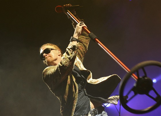 Axl Rose na koncertu Guns N’ Roses (O2 arena, Praha, 13. června 2006)