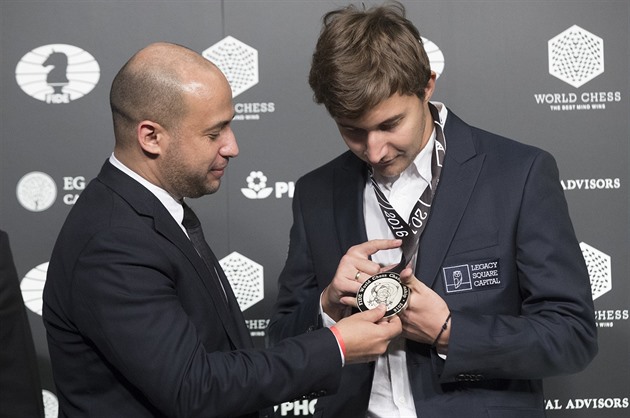 Šachy v područí Kremlu. Velmistr zásobuje ruskou armádu, dveře má přesto otevřené