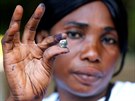 Volii v Gambii hlasovali pomocí kuliek, které vhazovali do uren rzných...