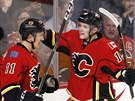 Mikael Backlund (vlevo) a Matthew Tkachuk, z Calgary oslavují gól v duelu s...