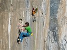 Tento sport opravdu není pro mkké povahy. Adam Ondra (v zeleném) pi pelezu...