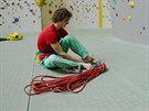 Adam Ondra je jako doma na skalách i umlých stnách.