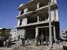 Vojáci syrské armády ekají na rozkazy v dobyté ásti východního Aleppa (4....