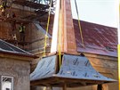 V Radoov zvedali novou stechu na v kostela sv. Vclava. Repliku pvodn...