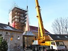 V Radoov zvedali novou stechu na v kostela sv. Václava. Repliku pvodní...