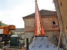 V Radoov zvedali novou stechu na v kostela sv. Václava. Repliku pvodní...