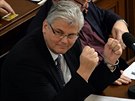 Ministr zdravotnictví Miloslav Ludvík drí palce schválení protikuáckého...