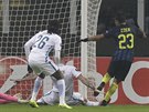 A JE TAM. Éder z Interu Milán doráí do sít vlastní stelu v zápase proti...