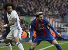 Kapitán Barcelony Lionel Messi utíká Marcelovi, obránci Realu Madrid.