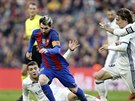 Barcelonský kapitán Lionel Messi uniká hned tem protihrám z Realu Madrid.