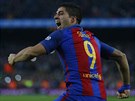 OTEVEL SKÓRE. Útoník Luis Suárez se hlavou trefil pesn a Barcelona díky...