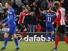 Fotbalisté Sunderlandu se radují po vlastním gólu Roberta Hutha z Leicesteru.