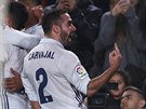NEVHODNÉ GESTO. Obránce Realu Madrid Dani Carvajal ukázal fanoukm Barcelony...