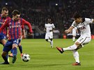 Son Heung-Min z Tottenhamu (vpravo) stílí na bránu CSKA Moskva v utkání Ligy...