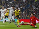 Branká Dortmundu Roman Weidenfeller likviduje anci Jamese Rodrígueze z Realu...