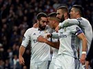 Fotbalisté Realu Madrid se radují z gólu Karima Benzemy (vpedu) proti...
