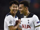 ÚSMVY PO VYROVNÁNÍ. Fotbalisté Tottenhamu Son Heung-Min (vlevo) a stelec Dele...