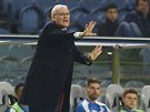 HRAJTE! Italský kou Leicesteru Claudio Ranieri udílí pokyny svému týmu.