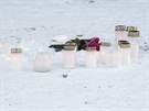 Lidé na místo tragédie pináeli svíky a kvtiny (4. prosince 2016).