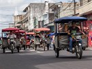 Bná nabídka mototaxík v ulicích Iquitos
