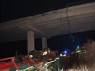 Kamion vylet�l ze zledovat�l� vozovky estak�dy skrze svodidla a padal z v��ky...