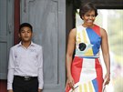 Na návtvu v Kambodi v roce 2015 si oblékla komplet z nátlníku a sukn...
