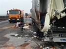 Nehoda dodávky a náklaáku uzavela dálnici D5