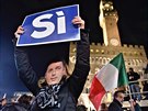 Italka v masce premiéra Renziho bhem setkání jeho podporovatel ve Florencii...