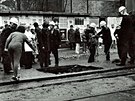 V roce 1976 se v Brn v Pekaské ulici propadl do podzemí chodník i s chodcem,...